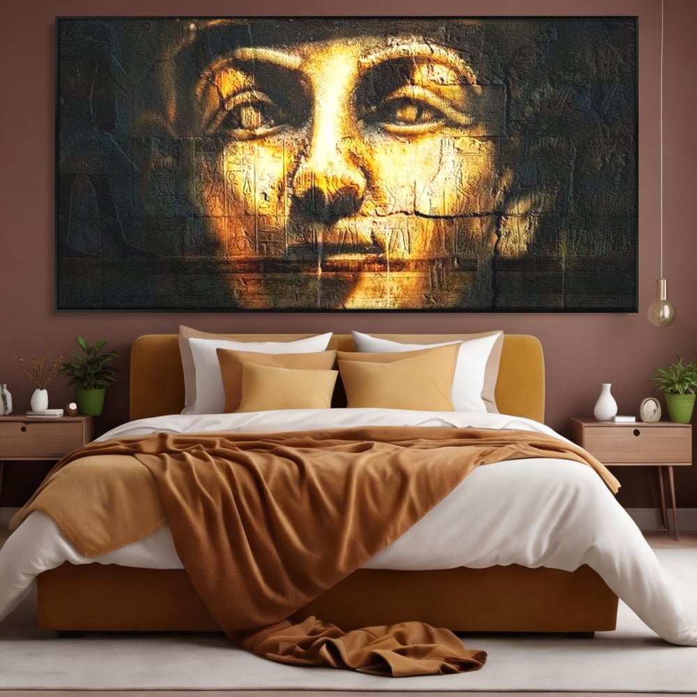 Tablou canvas cu tablou canvas cu chipul unui faraon, in rama de aluminiu negru, pe perete intr-un dormitor